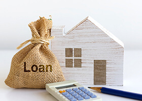 電卓と家のローンイメージ
